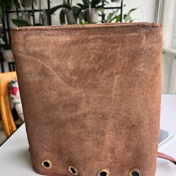 VINTAGE DOONEY AND BOURKE CROSSBODY BUCKET SAND AND TAN TRIM DRAWSTRING - Picture 11 of 15